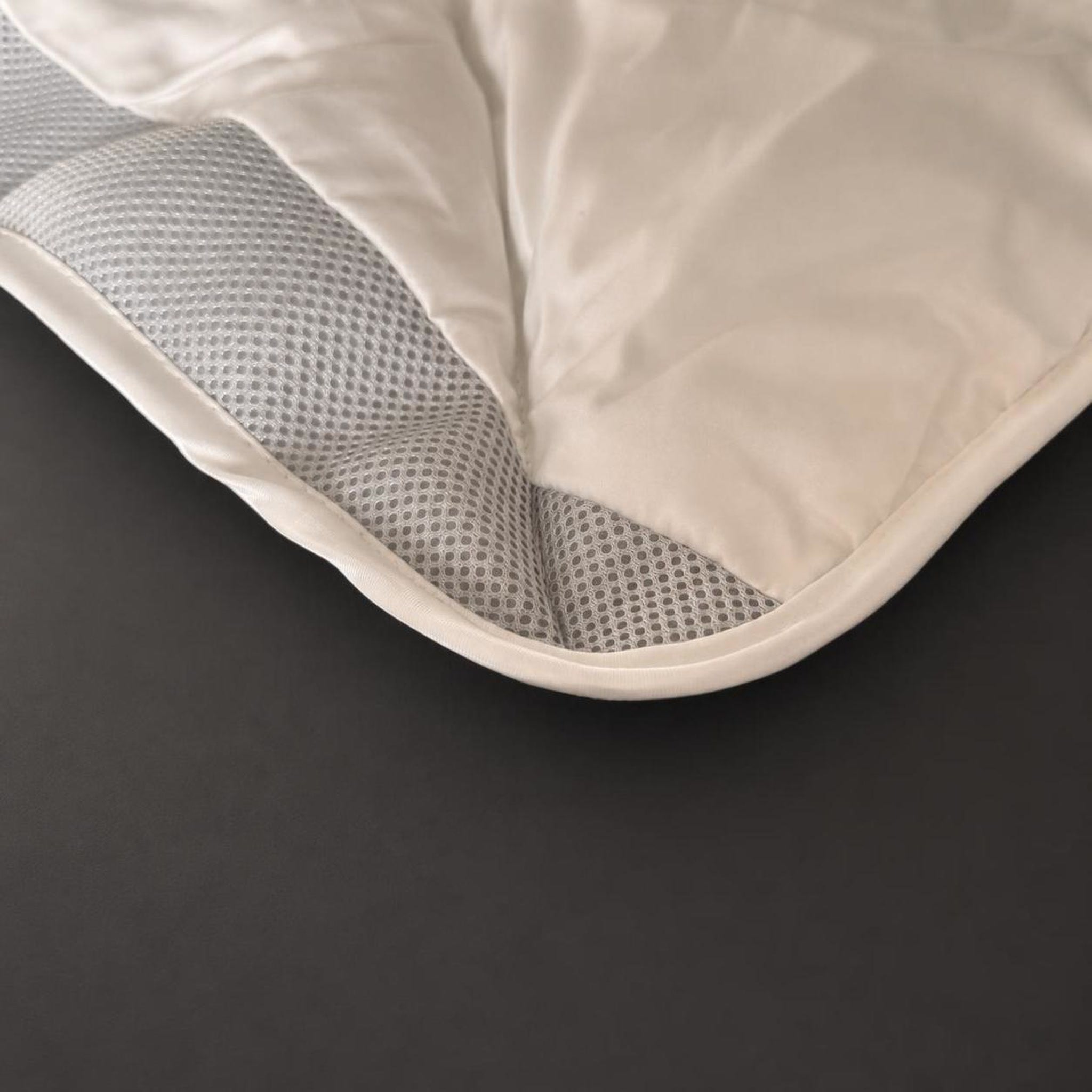 NOCTIS Bettdecke Detail – graues Mesh-Kühlband