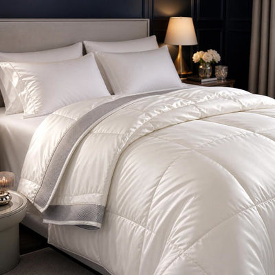 NOCTIS Bettdecke drapiert auf dem Bett, elegantes Schlafzimmer